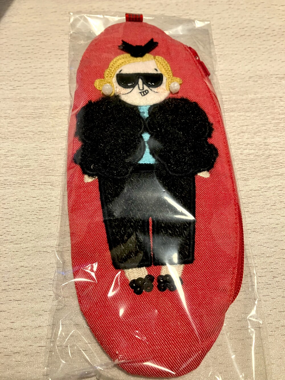 「MUVEILのアイテム（ステーショナリー、レッド系）」を使った、Meg Iwamotoさん（レディース・163cm）の冬コーディネートの1枚目の写真