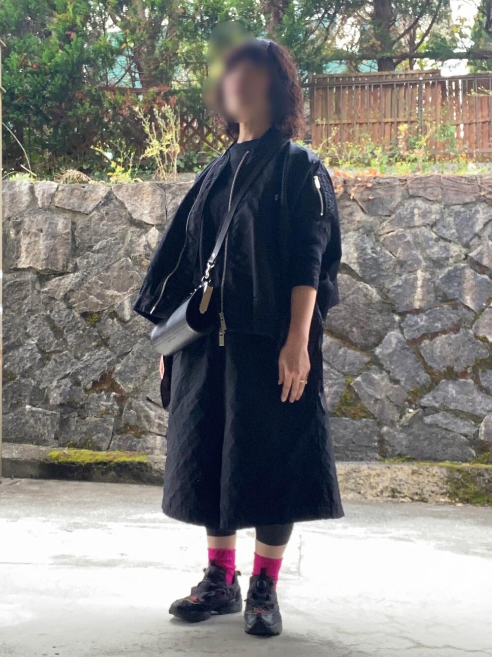 ブラック系のMA-1、ブラック系のTシャツ/カットソー、ブラック系のバッグを着用したレディースの秋コーディネートの1枚目の写真