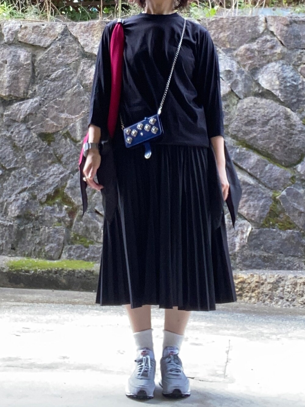 「TOGA PULLAの＜TOGA PULLA＞シルケットジャージーロングスリーブカットソー Ψ（Tシャツ/カットソー、ブラック系）」を使った、Meg Iwamotoさん（レディース・163cm）の秋コーディネートの1枚目の写真