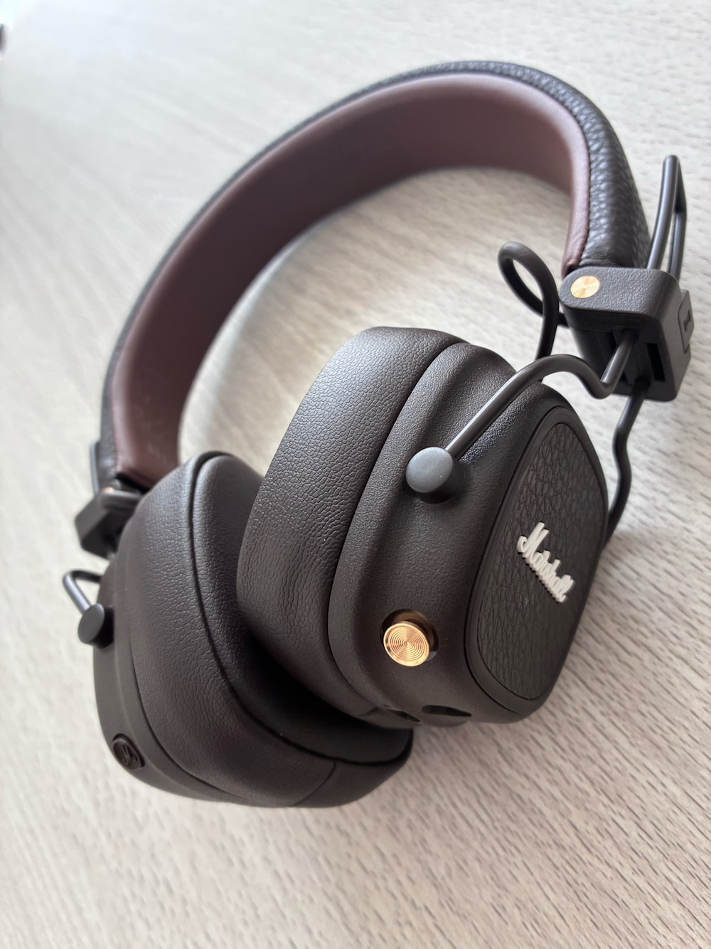 ブラウン系のヘッドフォン/イヤホンを着用したレディースの冬コーディネートの1枚目の写真