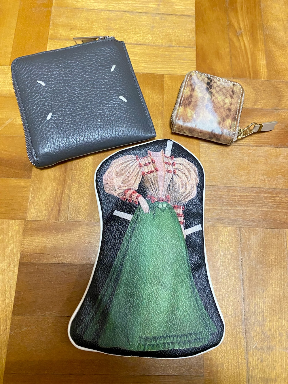 グレー系の財布、その他のコインケース、その他の財布/小物を着用したレディースの秋コーディネートの1枚目の写真