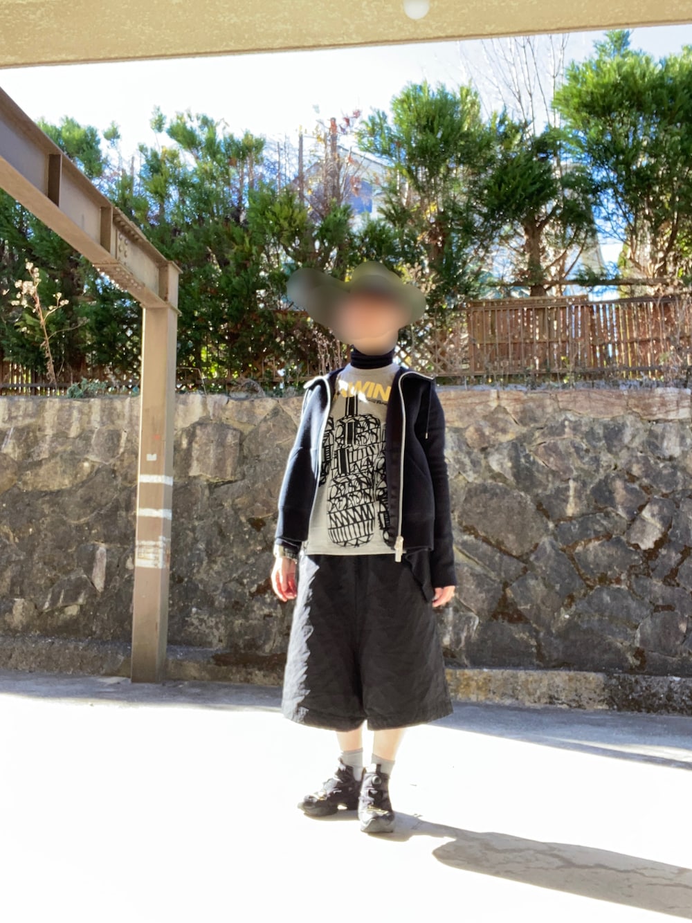 ブラック系のパーカー、ブラック系のその他パンツ、ブラック系のスニーカーを着用したレディースの冬コーディネートの1枚目の写真