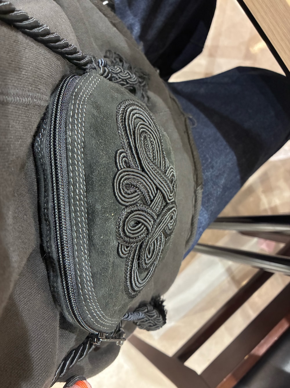 ブラック系のショルダーバッグを着用したレディースの秋コーディネートの1枚目の写真