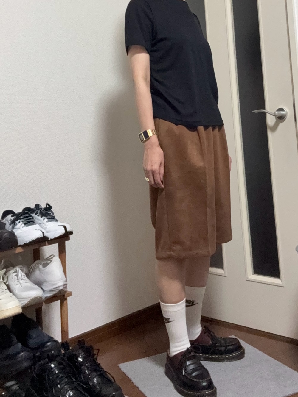 ブラック系のTシャツ/カットソー、ブラウン系のパンツ、ブラック系のシューズを着用したレディースの秋コーディネートの1枚目の写真