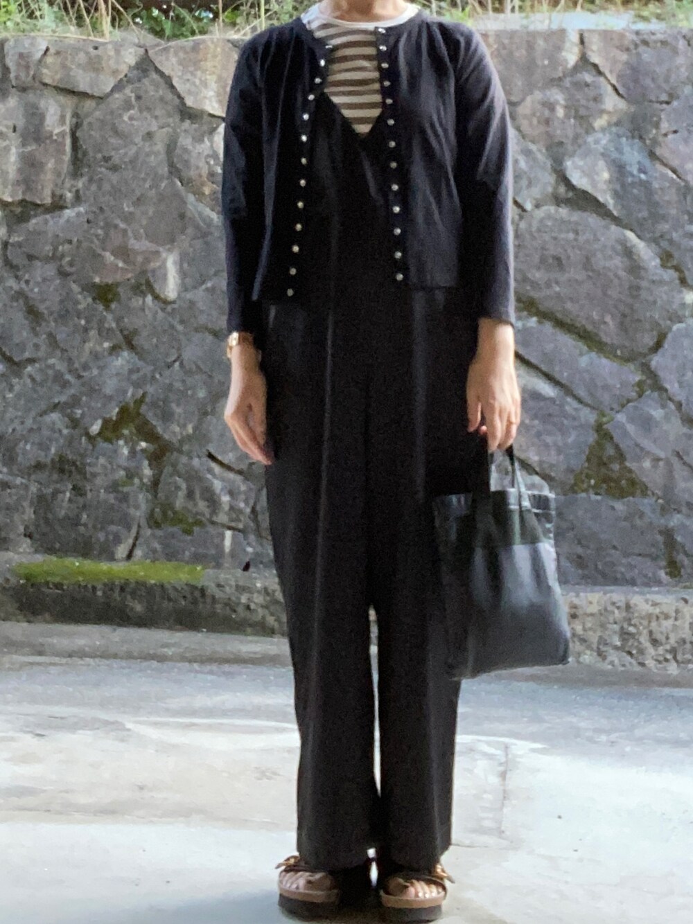 「無印良品のアイテム（Tシャツ/カットソー、ベージュ系）」を使った、Meg Iwamotoさん（レディース・163cm）の秋コーディネートの1枚目の写真