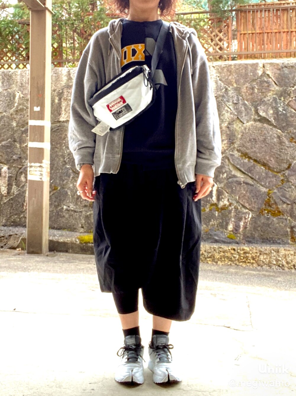 「Acne Studiosのアイテム（パーカー、グレー系）」を使った、Meg Iwamotoさん（レディース・163cm）の春コーディネートの1枚目の写真