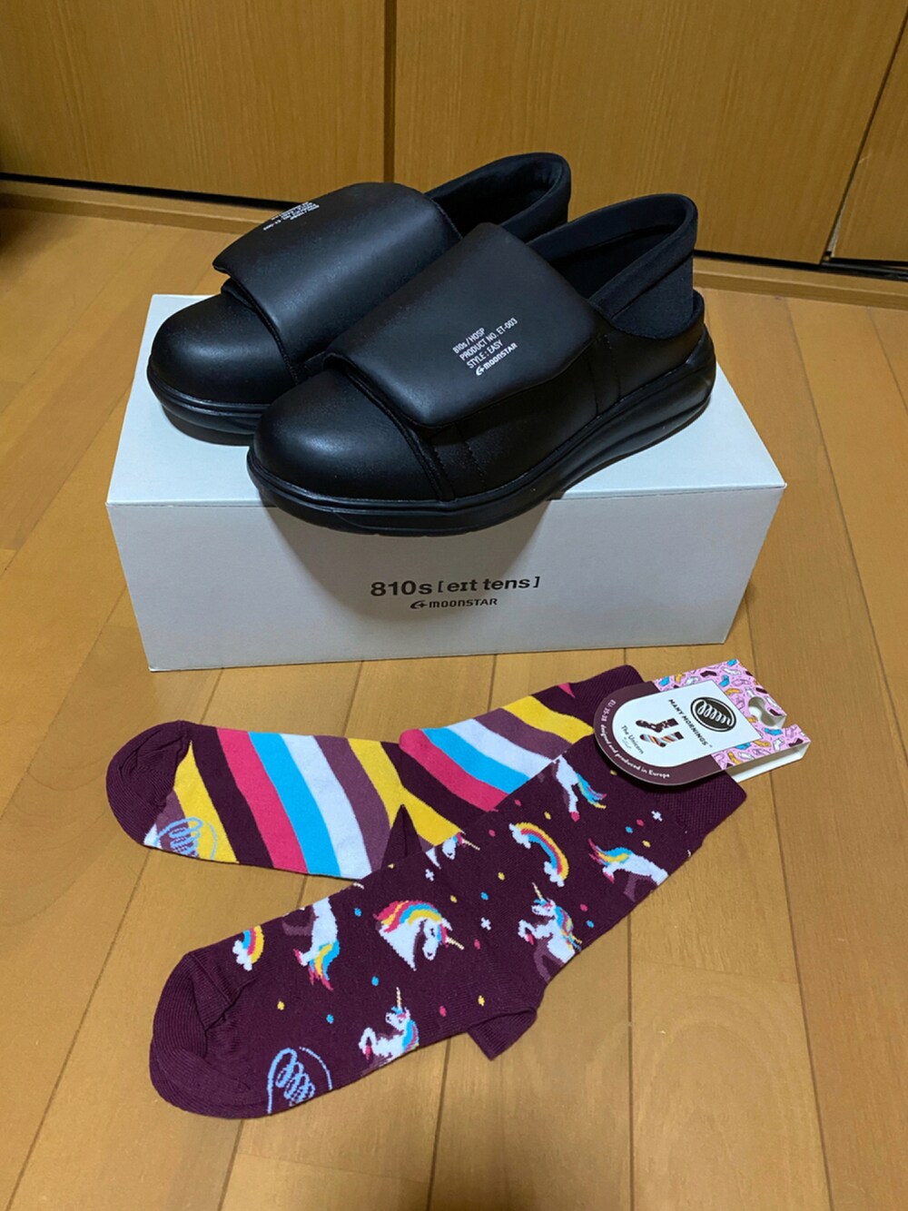 ブラック系のスニーカー、その他のソックス/靴下を着用したレディースの秋コーディネートの1枚目の写真