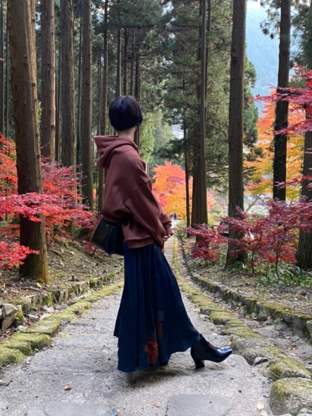 「秋コーデ、大人カジュアル、紅葉、今日のコーデ、秋冬コーデ、秋カラー」｜「YOKEのアイテム（パーカー、レッド系）」を使った、愬さん（レディース・165cm）の秋コーディネートの1枚目の写真