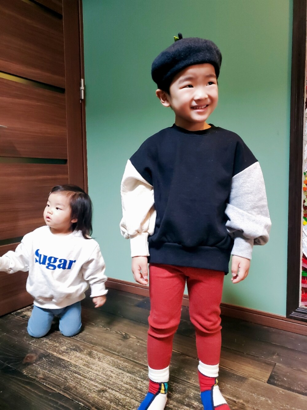 「ベレー帽、韓国子供服、スウェット、レギンス、スニーカー、オールスター、モノトーンに差し色」｜「LOWRYS FARMのベレー帽　897766（ハンチング/ベレー帽、グレー系）」を使った、ARUさん（キッズ・100cm）の冬コーディネートの1枚目の写真