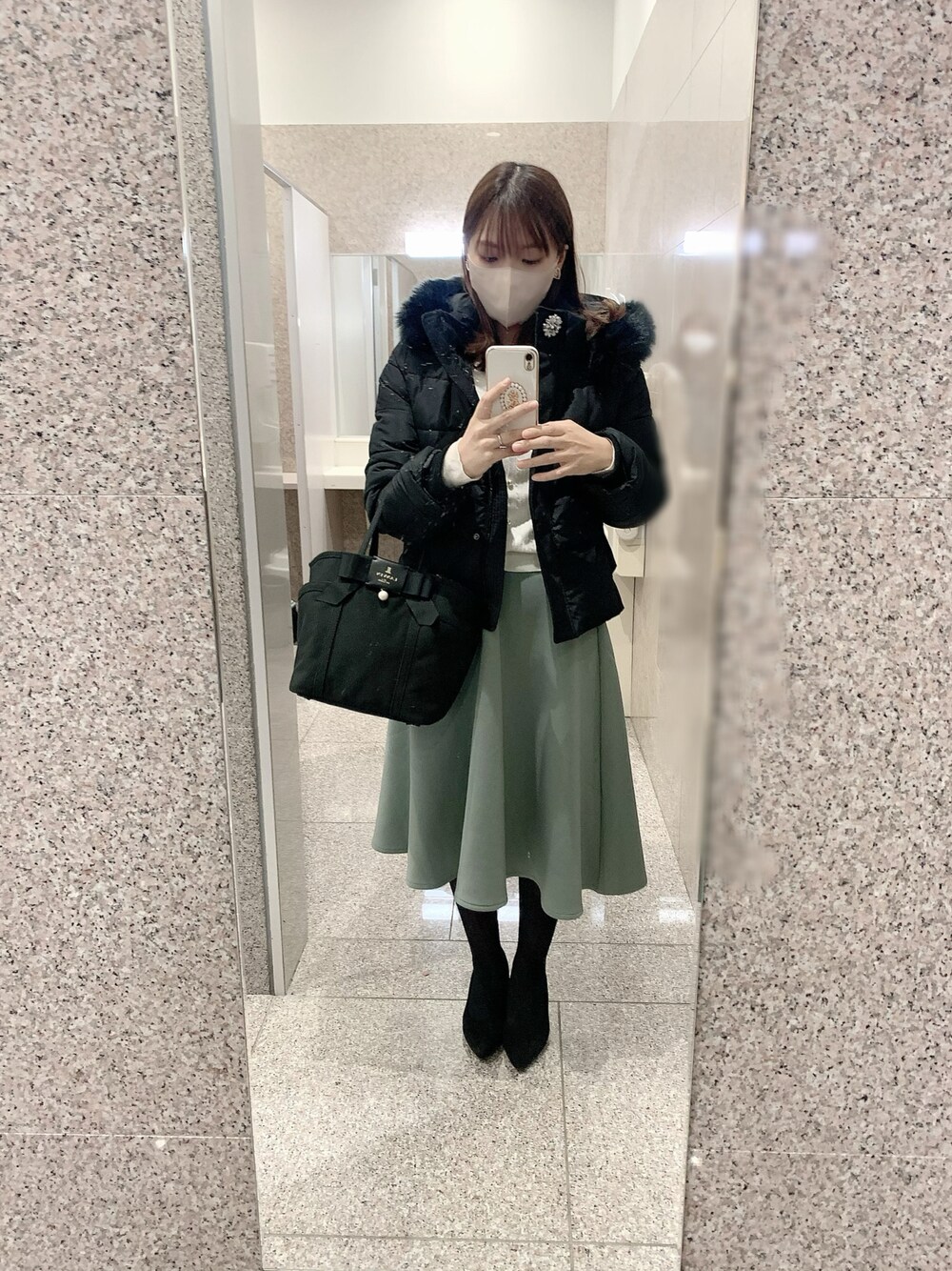 「冬コーデ、シンプル、ダウンジャケット、防寒、スカート、フェミニン、toccocloset、ビジュー、ランバン、プチプラコーデ、神戸レタス、ボンディング、低身長コーデ、オフィスコーデ、通勤コーデ」｜「tocco closetのパール釦レース装飾リブ＆ケーブル編みニットカーディガン（カーディガン/ボレロ、ホワイト系）」を使った、sayoさん（レディース・157cm）の冬コーディネートの1枚目の写真
