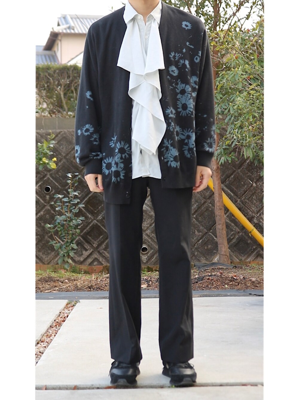 「ootd、ビッグシルエット、きれいめカジュアル、モノトーン、キレイめ、ブラック、黒、オールブラック、ワントーンコーデ、冬コーデ」｜「LAD MUSICIANのアイテム（シャツ/ブラウス、ホワイト系）」を使った、     ととととさん（メンズ・173cm）の冬コーディネートの1枚目の写真