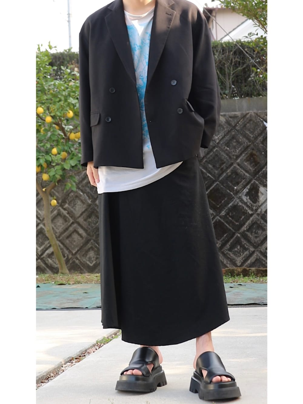「ootd、春夏コーデ、春コーデ、シンプル、モード、キレイめ、ワイドパンツ、きれいめカジュアル、ビッグシルエット、休日スタイル」｜「soerteのOversized double-breasted jacket/オーバーサイズダブルブレストジャケット（テーラードジャケット、ブラック系）」を使った、     ととととさん（メンズ・173cm）の春コーディネートの1枚目の写真