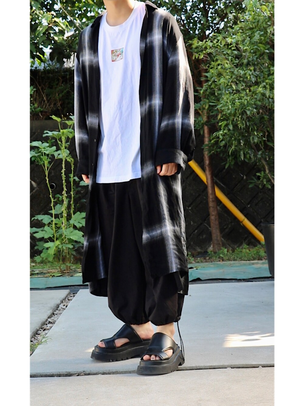 「ootd、だから秋服が好き、シンプルコーデ、ゆるコーデ、大人カジュアル、休日コーデ、モノトーン、オーバーサイズ、ブラックコーデ、リラックススタイル」｜「UNIQLOのアイテム（Tシャツ/カットソー、ホワイト系）」を使った、     ととととさん（メンズ・173cm）の秋コーディネートの1枚目の写真