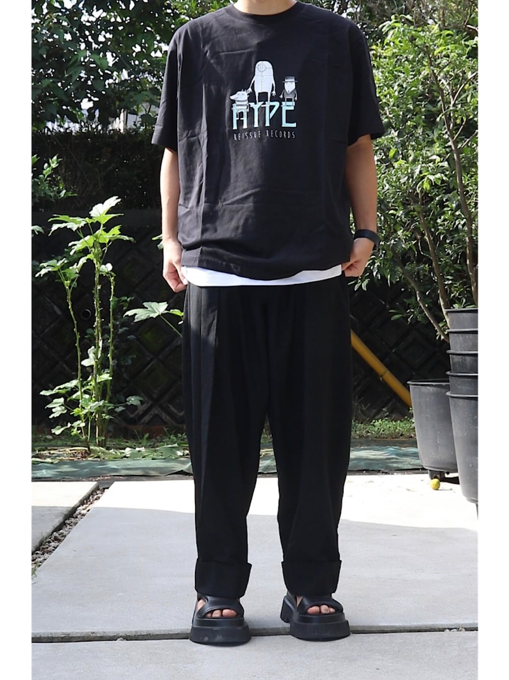 「シンプル、モノトーン、ootd、米津玄師、休日スタイル、キレイめ、きれいめカジュアル、黒、ラフ、ビックシルエット」｜「UNIQLOのアイテム（Tシャツ/カットソー、ブラック系）」を使った、     ととととさん（メンズ・173cm）の秋コーディネートの1枚目の写真