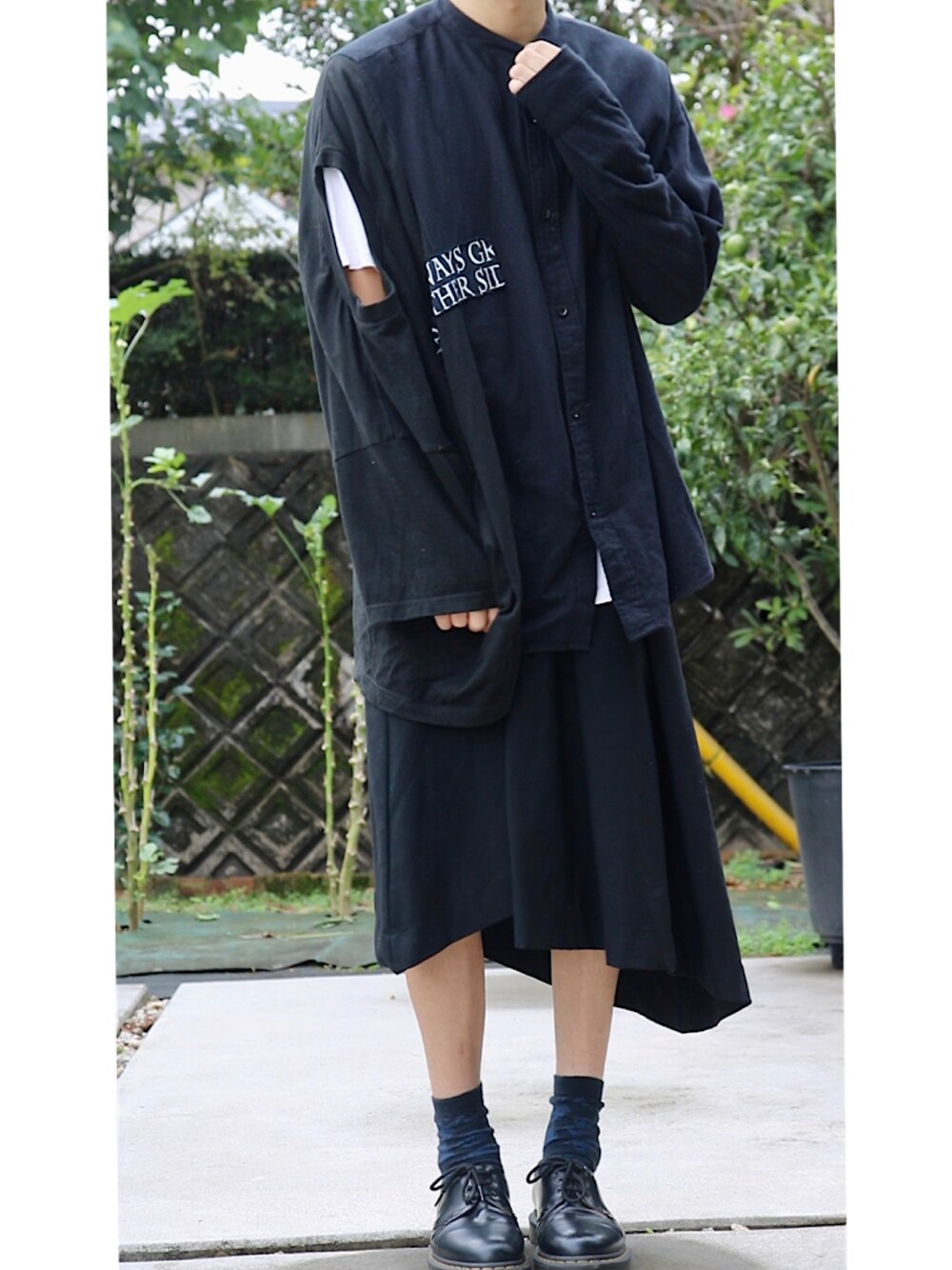 「ゆるコーデ、冬コーデ、ootd、モード、モノトーン、ブラック、きれいめカジュアル、ワイドパンツ、ビッグシルエット、カジュアル」｜「LAD MUSICIANのアイテム（パンツ、ブラック系）」を使った、     ととととさん（メンズ・173cm）の冬コーディネートの1枚目の写真