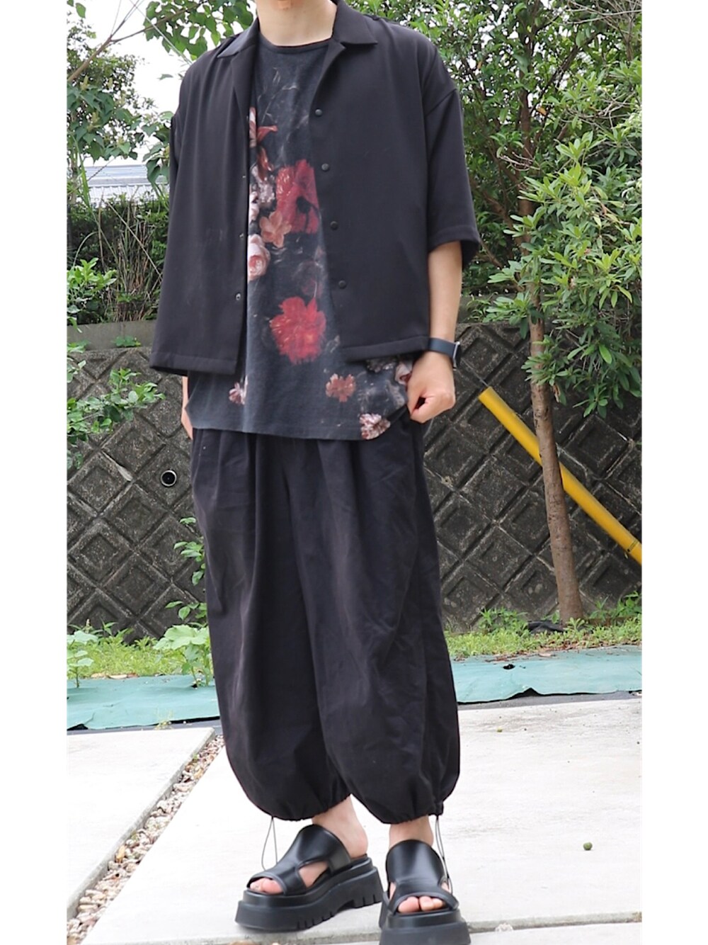 「シンプル、ootd、きれいめカジュアル、モード、モノトーン、低身長男子、ブラック、休日スタイル、夏、ラフ」｜「LAD MUSICIANのアイテム（Tシャツ/カットソー、ブラック系）」を使った、     ととととさん（メンズ・173cm）の夏コーディネートの1枚目の写真