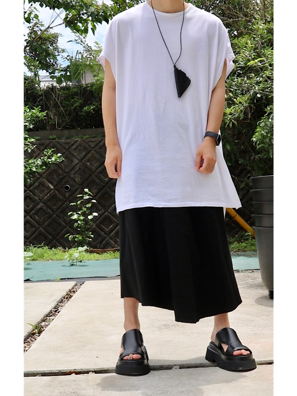 「休日コーデ、ビッグシルエット、夏コーデ、モノトーン、ootd、モード、ワイドパンツ、ラフ、モノトーンコーデ、黒」｜「Yohji Yamamotoのアイテム（キーケース/キーアクセサリー、ブラック系）」を使った、     ととととさん（メンズ・173cm）の夏コーディネートの1枚目の写真