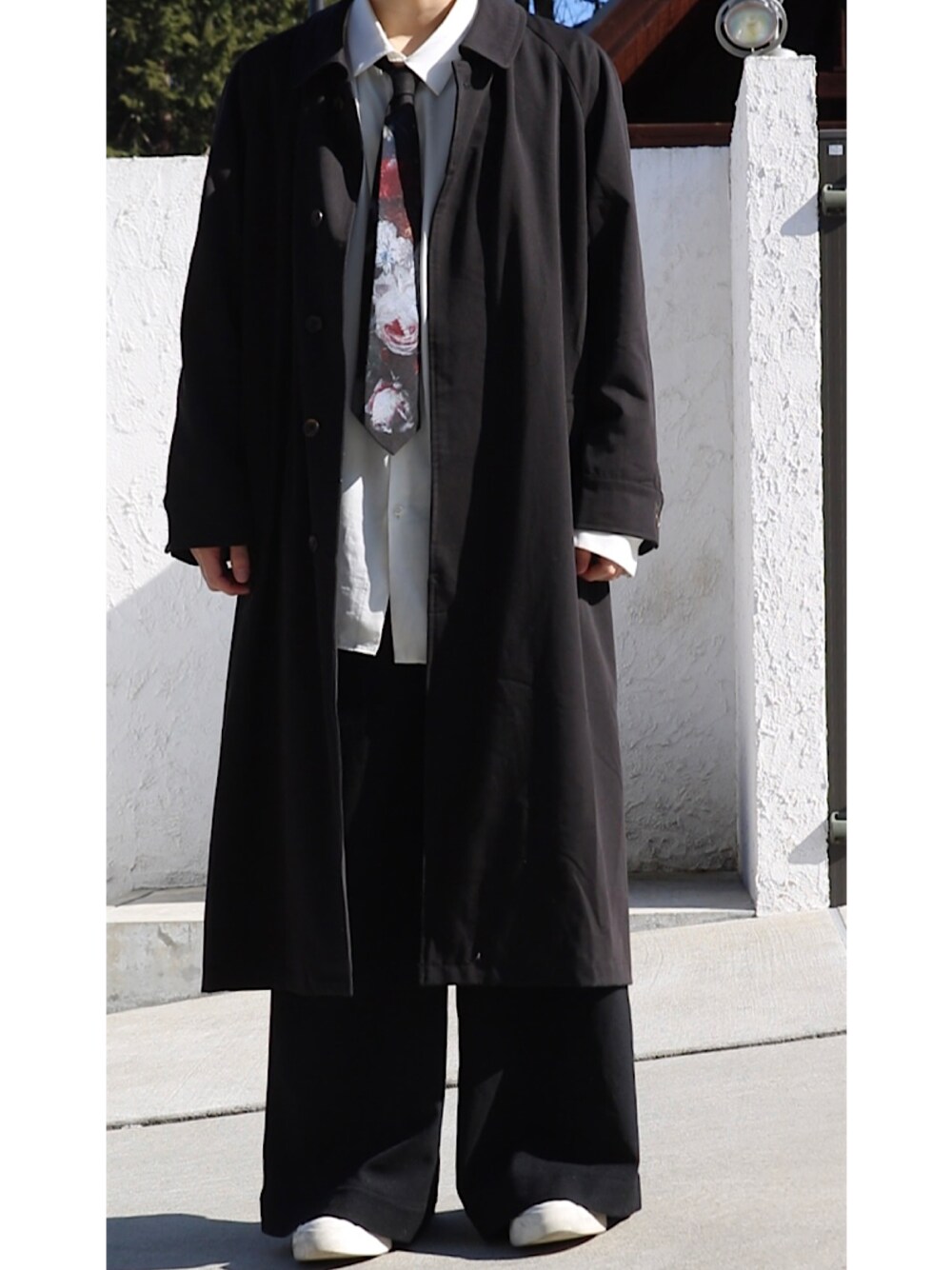 「ootd、モノトーン、モード、きれいめカジュアル、キレイめ、ビッグシルエット、休日コーデ、ゆるコーデ、シンプル、ワイドパンツ」｜「LAD MUSICIANのアイテム（ネクタイ、ブラック系）」を使った、     ととととさん（メンズ・173cm）の冬コーディネートの1枚目の写真