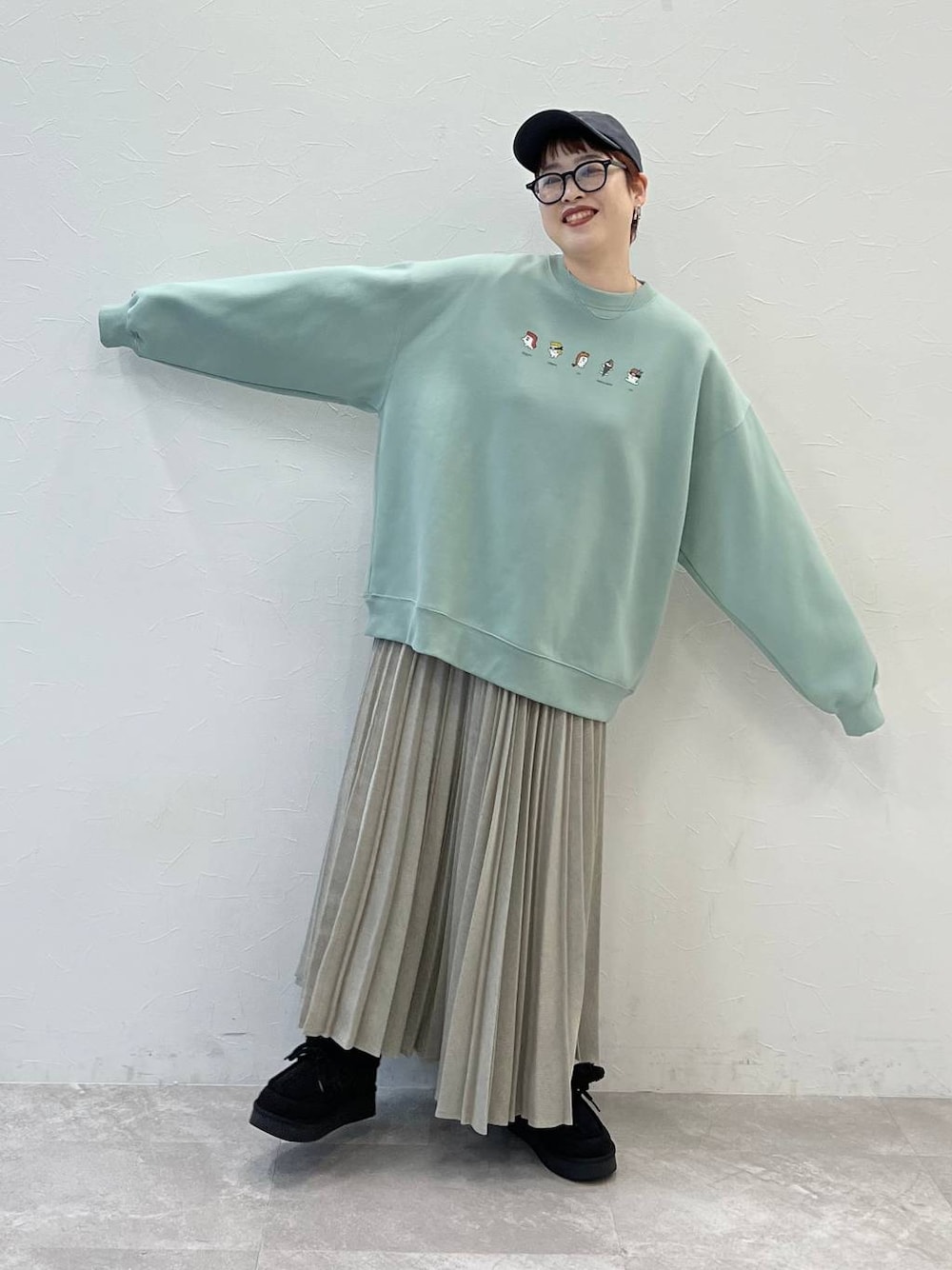 「ワントーン、きれいめ、ベーシック/シンプル、休日コーデ、デート/ロマンティック、女子会、カジュアル、旅行、niko and ...、シンプルコーデ」｜「niko and...のウールライクプリーツスカート（スカート、その他）」を使った、　くまななさん（レディース・163cm）の秋コーディネートの1枚目の写真