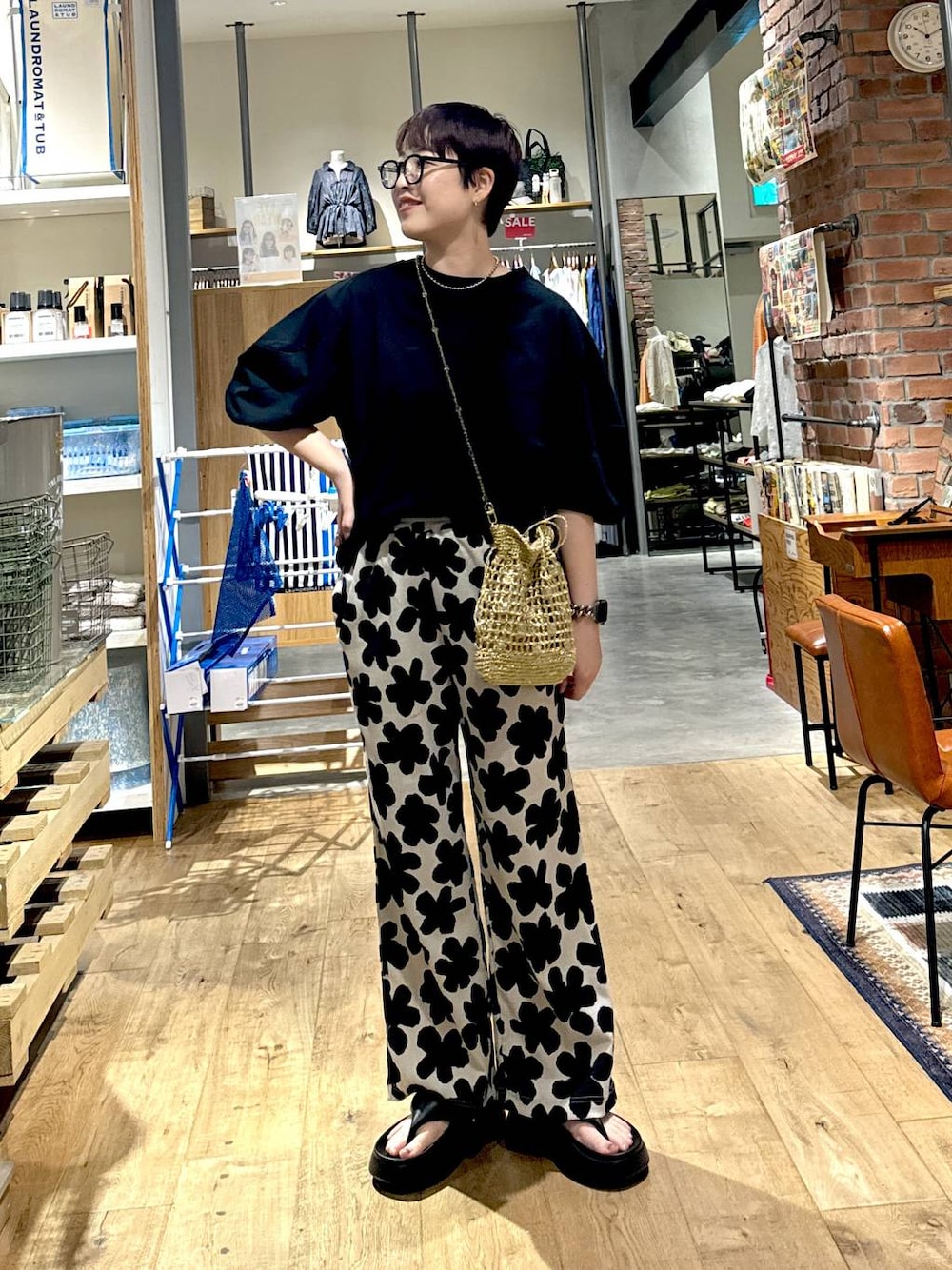 「旅行、バッグ、niko and ...、シンプルコーデ、メガネ、Tシャツ、サンダル、夏コーデ、ワントーン、きれいめ、ベーシック/シンプル、休日コーデ、デート/ロマンティック、女子会、カジュアル」｜「niko and...のオリジナル巾着チェンジショルダーバッグ（ショルダーバッグ、イエロー系）」を使った、　くまななさん（レディース・163cm）の夏コーディネートの1枚目の写真