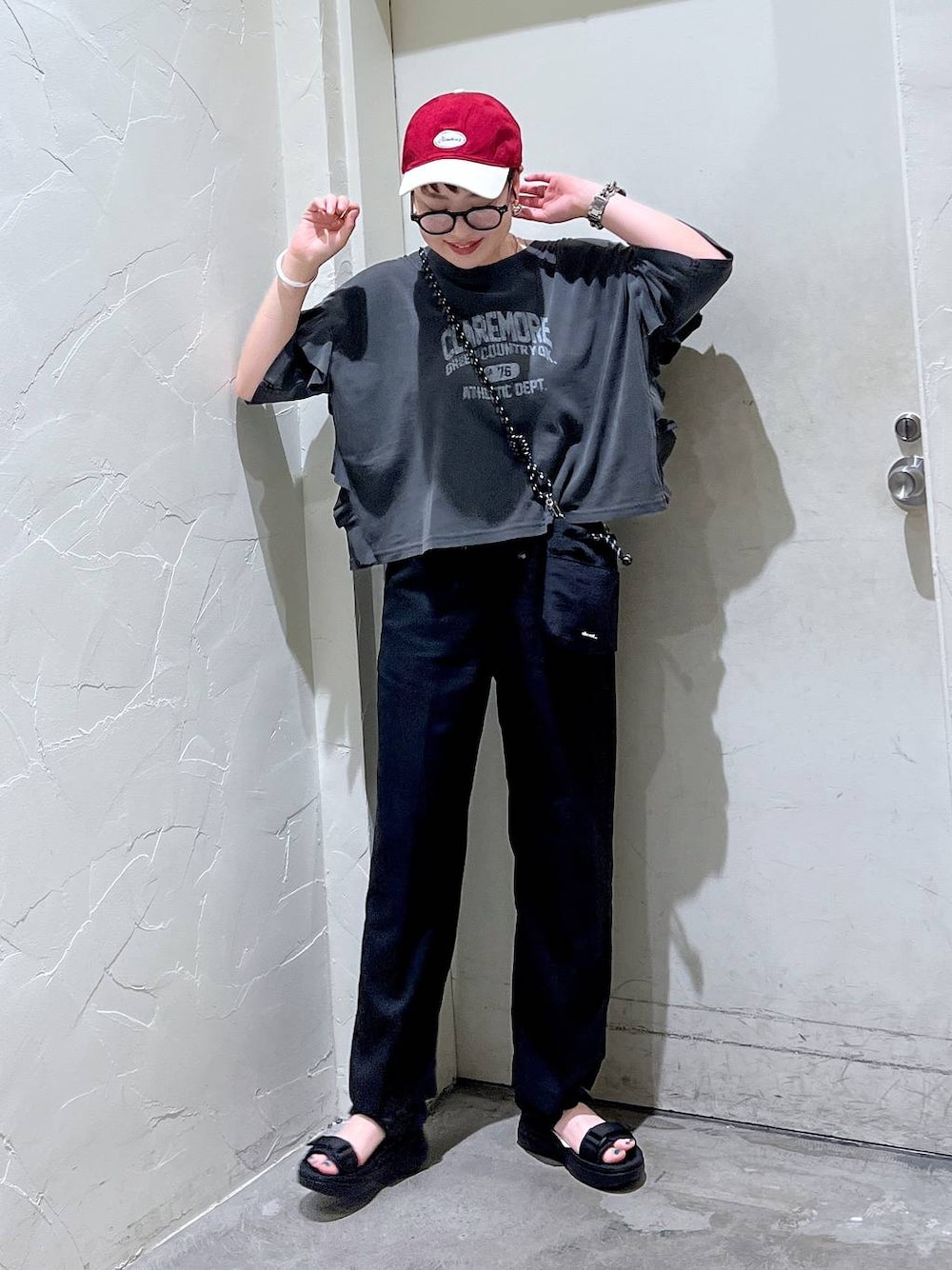 「niko and ...、シンプルコーデ、キャップ、ワントーン、きれいめ、ベーシック/シンプル、休日コーデ、デート/ロマンティック、女子会、カジュアル、旅行、バッグ、メガネ、サンダル、Tシャツ」｜「niko and...のオリジナル細コードショルダー巾着バッグN（ショルダーバッグ、ブラック系）」を使った、　くまななさん（レディース・163cm）の夏コーディネートの1枚目の写真