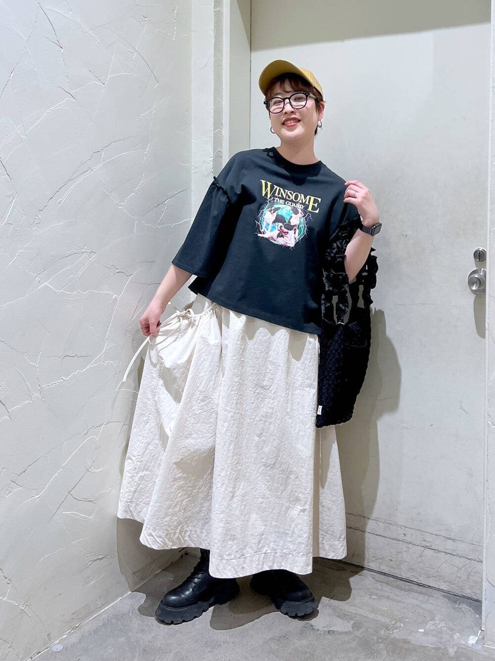 「カジュアル、旅行、バッグ、ワントーン、きれいめ、ベーシック/シンプル、休日コーデ、デート/ロマンティック、女子会、niko and ...、シンプルコーデ、キャップ、Tシャツ、スカート、JEANASIS」｜「niko and...のオリジナルアソートフリルトートバッグ（トートバッグ、ブラック系）」を使った、　くまななさん（レディース・163cm）の春コーディネートの1枚目の写真