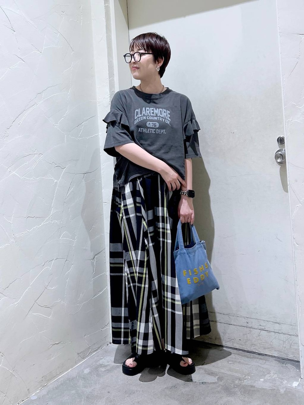 「Tシャツ、ワントーン、スカート、ハンドバッグ、サンダル、きれいめ、ベーシック/シンプル、休日コーデ、デート/ロマンティック、女子会、カジュアル、旅行、バッグ、niko and ...、シンプルコーデ」｜「niko and...のオリジナル厚底トングサンダル（サンダル、ブラック系）」を使った、　くまななさん（レディース・163cm）の夏コーディネートの1枚目の写真