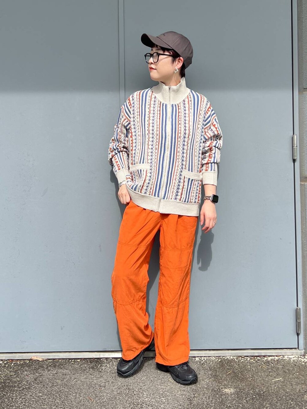「ワントーン、きれいめ、カジュアル、旅行、バッグ、niko and ...、シンプルコーデ、ニット、カーディガン、秋コーデ、ベーシック/シンプル、休日コーデ、デート/ロマンティック、女子会」｜「Me%のAppleWatchステンレスチェーンバンド 111887（デジタル腕時計、シルバー系）」を使った、　くまななさん（レディース・163cm）の秋コーディネートの1枚目の写真