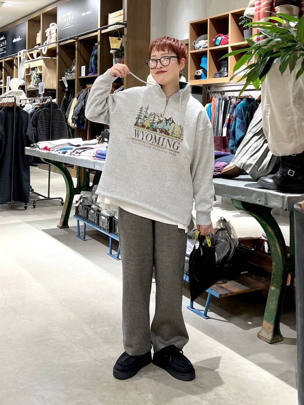 「ワントーン、きれいめ、ベーシック/シンプル、休日コーデ、デート/ロマンティック、女子会、カジュアル、旅行、niko and ...、シンプルコーデ、スウェット、メガネ、ニット」｜「niko and...のなめらかタッチニットパンツ（その他パンツ、ホワイト系）」を使った、　くまななさん（レディース・163cm）の秋コーディネートの1枚目の写真
