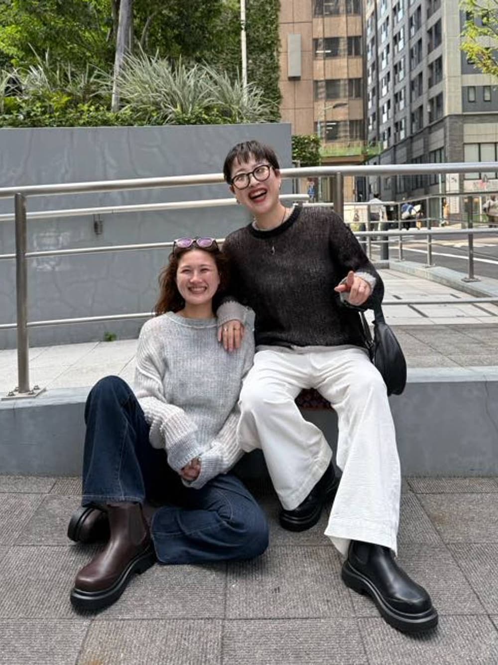 ホワイト系のその他パンツ、ブルー系のデニムパンツ、グレー系のニット/セーターを着用したレディースの秋コーディネートの1枚目の写真