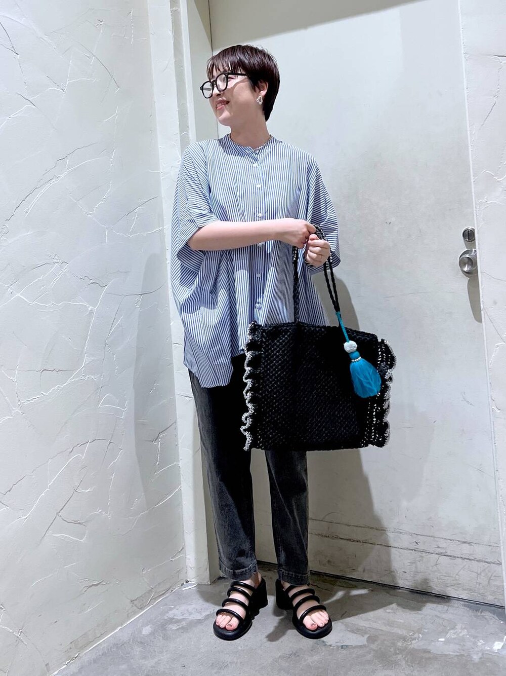 「メガネ、テーパードパンツ、ハンドバッグ、ブラウス、ワントーン、きれいめ、ベーシック/シンプル、休日コーデ、デート/ロマンティック、女子会、カジュアル、旅行、バッグ、niko and ...、シンプルコーデ」｜「niko and...のオリジナルループヒールサンダル（サンダル、ブラック系）」を使った、　くまななさん（レディース・163cm）の夏コーディネートの1枚目の写真