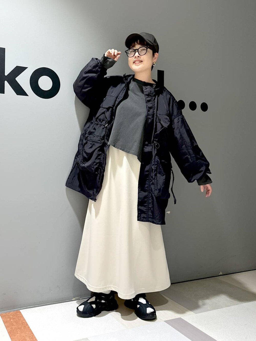 「ワントーン、きれいめ、デート/ロマンティック、女子会、カジュアル、旅行、バッグ、niko and ...、シンプルコーデ、春アウター、春コーデ、ブルゾン、キャップ、サンダル、メガネ女子」｜「niko and...のツイストスリットロングTシャツ（Tシャツ/カットソー、グレー系）」を使った、　くまななさん（レディース・163cm）の春コーディネートの1枚目の写真