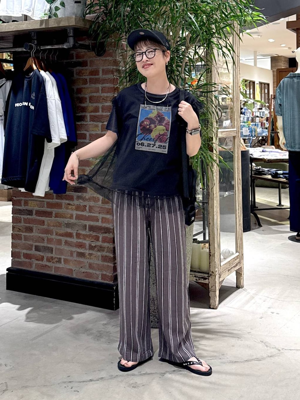 「キャップ、ショートヘア、シンプルコーデ、Tシャツ、ワントーン、きれいめ、ベーシック/シンプル、休日コーデ、デート/ロマンティック、女子会、カジュアル、メガネ、niko and ...」｜「niko and...のオリジナルクラウンパント伊達メガネ＆サングラス（メガネ、ブラック系）」を使った、　くまななさん（レディース・163cm）の夏コーディネートの1枚目の写真