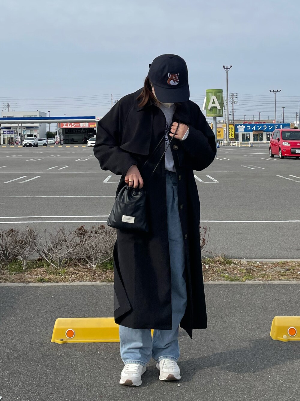 「春服、カジュアル、きれいめカジュアル、白スニーカー、スニーカー、キャップ、beautiful people、MAISON KITSUNE、ジーンズ、おしゃれさんと繋がりたい、春コーデ」｜「NANO universeのダブルクロスロングコート（ステンカラーコート、ブラック系）」を使った、ﾋﾟﾋﾟﾋﾟさん（レディース・156cm）の春コーディネートの1枚目の写真