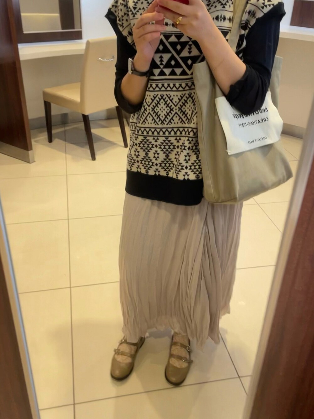 「ニットベスト、キレイめ、ニコアンド、秋服、おしゃれさんと繋がりたい、秋服準備はじめました、だから秋服が好き、ゆったりコーデ」｜「beautiful peopleのアイテム（バッグ、ベージュ系）」を使った、ﾋﾟﾋﾟﾋﾟさん（レディース・156cm）の秋コーディネートの1枚目の写真