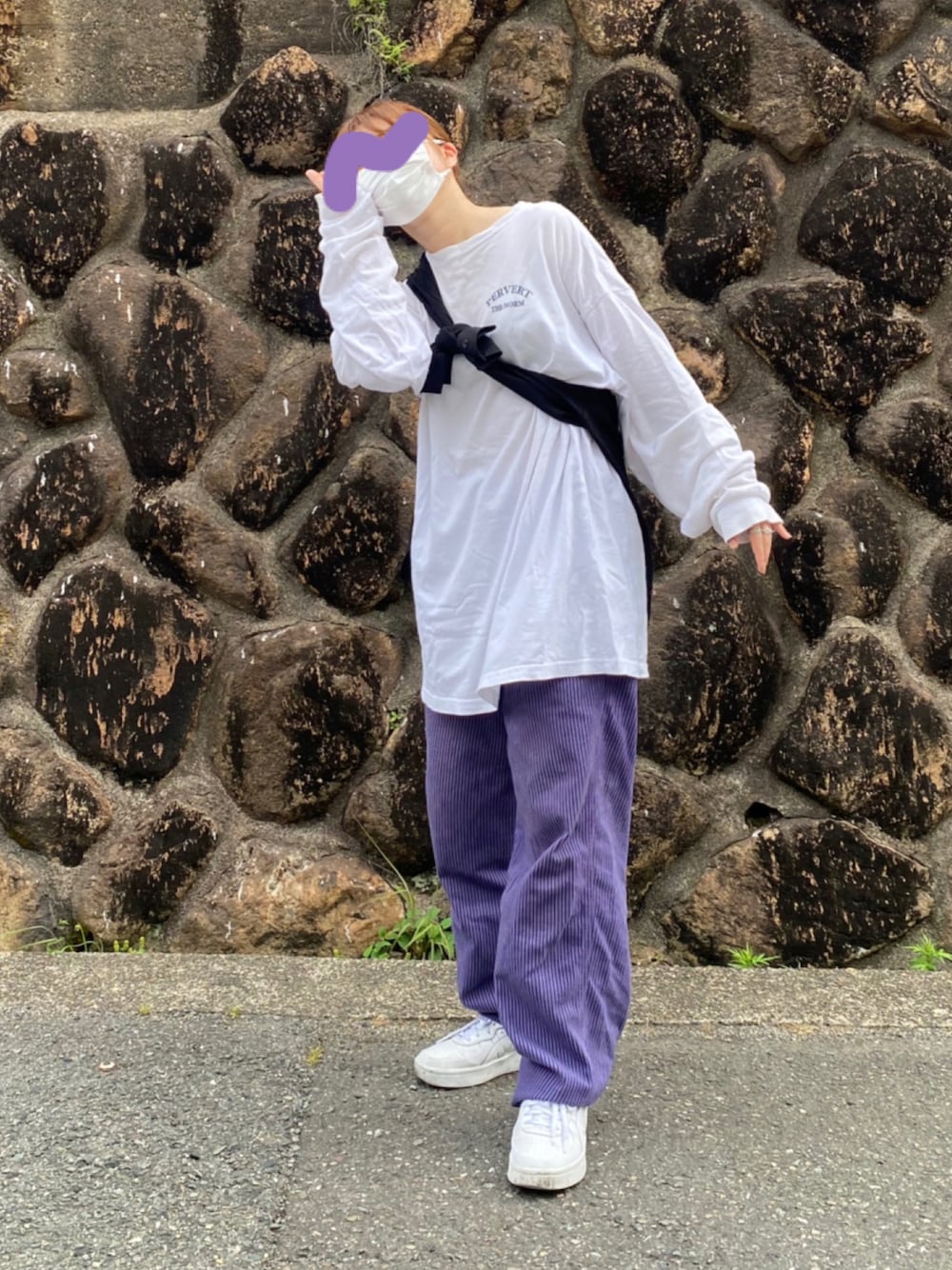 ホワイト系のTシャツ/カットソーを着用したレディースの夏コーディネートの1枚目の写真