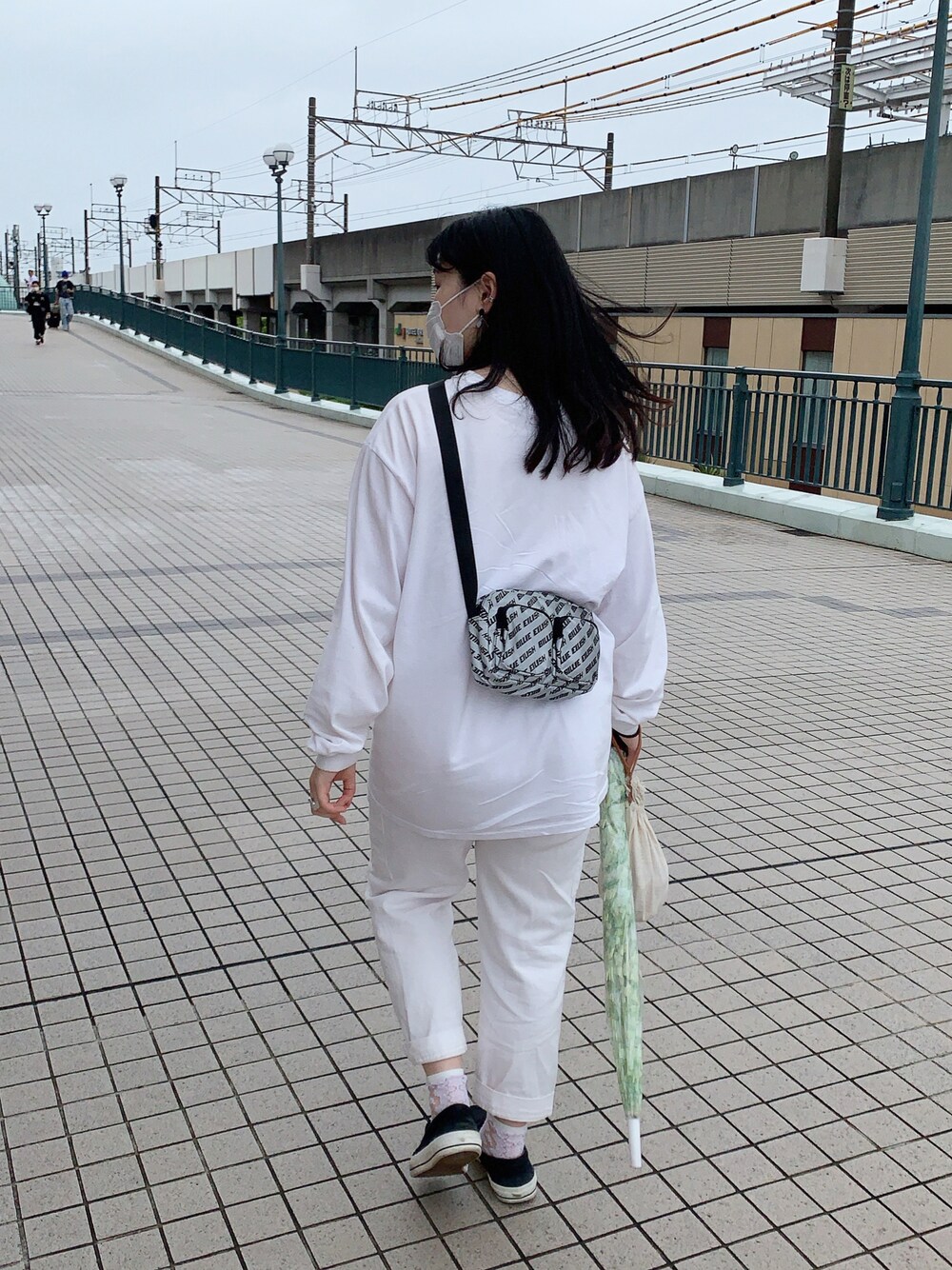 「雨の日コーデ、ディズニーコーデ、billieeilish、wpc.、ワントーンコーデ、ホワイトコーデ」｜「H&Mのアイテム（パンツ、ホワイト系）」を使った、さんしょうさん（レディース・157cm）の秋コーディネートの1枚目の写真