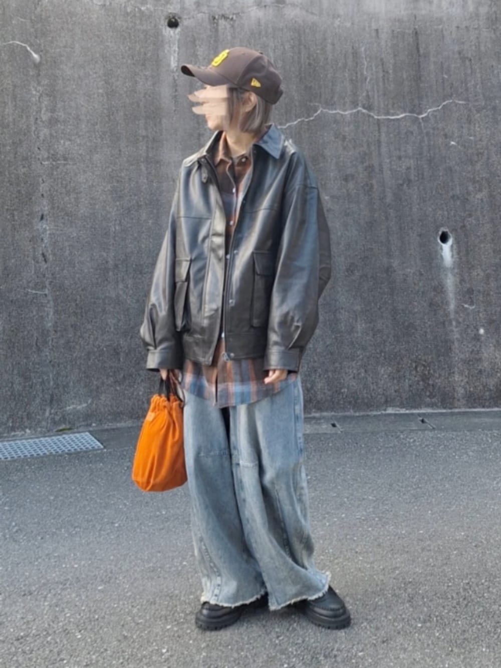 ブラウン系のブルゾン、ブラウン系のシャツ/ブラウス、オレンジ系のショルダーバッグを着用したレディースの秋コーディネートの1枚目の写真