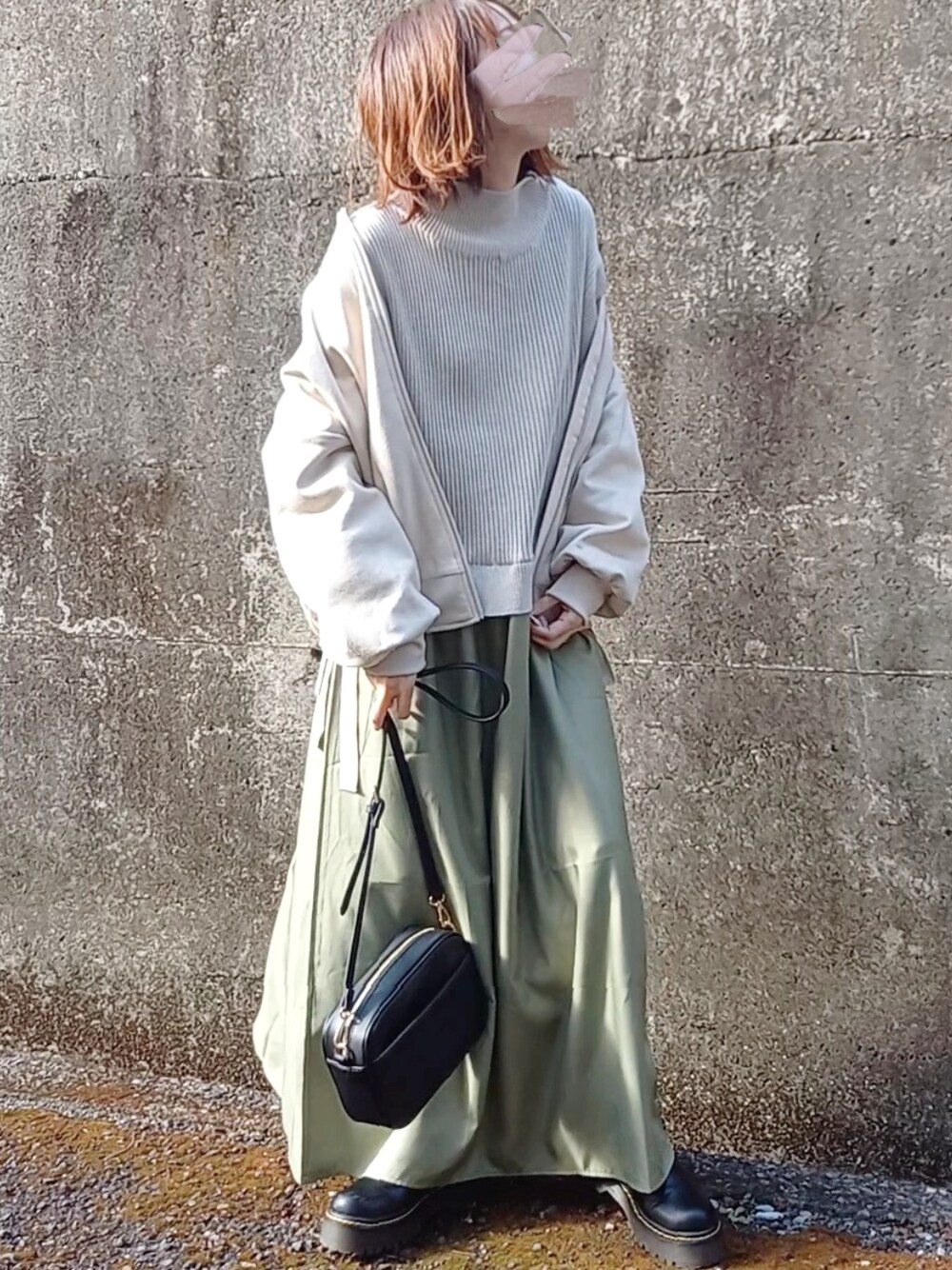 「ITEMS URBANRESEARCH、アイテムズアーバンリサーチ、ドッキングワンピ、ブルゾン、大人カジュアル、ショルダーバッグ、厚底シューズ、レースアップシューズ、低身長、カーキ、ベージュ、ニットベスト、ロングワンピース、アースカラー、春コーデ」｜「ITEMS URBANRESEARCHのニットベストドッキングワンピース（ワンピース、グリーン系）」を使った、piiiikoさん（レディース・152cm）の冬コーディネートの1枚目の写真