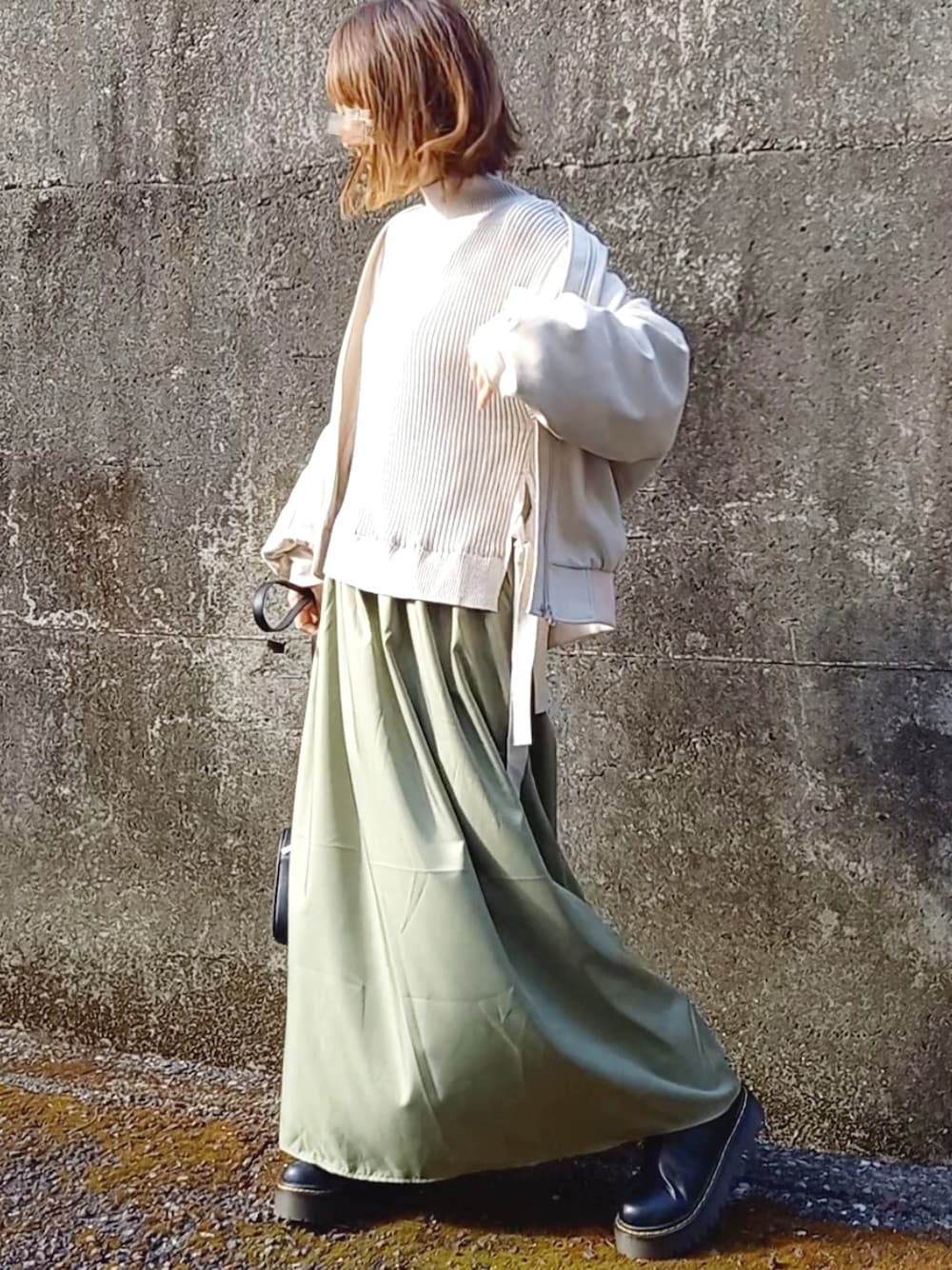 「ITEMS URBANRESEARCH、アイテムズアーバンリサーチ、ドッキングワンピ、ブルゾン、大人カジュアル、ショルダーバッグ、厚底シューズ、レースアップシューズ、低身長、カーキ、ベージュ、ニットベスト、ロングワンピース、アースカラー、春コーデ」|「ITEMS URBANRESEARCHのニットベストドッキングワンピース(ワンピース、グリーン系)」を使った、piiiikoさん(レディース・152cm)の冬コーディネートの2枚目の写真