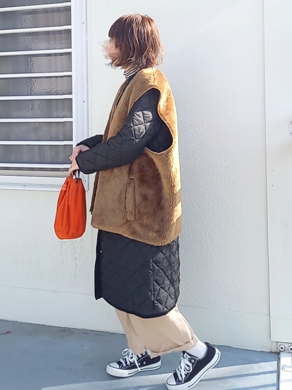 「Traditional Weatherwear、トラディショナルウェザーウェア、TWW、キルティングコート、ロングコート、サーカスパンツ、コンバース、タートルネック、ボーダー、巾着バッグ、低身長、ファーベスト、スニーカー、大人かわいい、大人カジュアル」｜「Traditional WeatherwearのARKLEY LONG（その他アウター、ブラック系）」を使った、piiiikoさん（レディース・152cm）の冬コーディネートの1枚目の写真