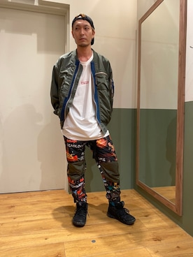 「レッド」｜「アイテム（MA-1）」を使った、YOSHI☆LAWさん（メンズ・173cm）の夏コーディネート