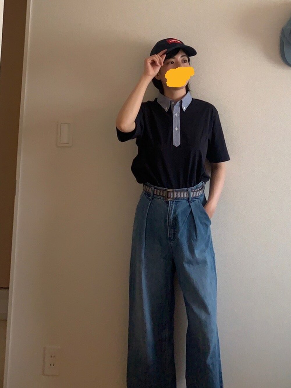 ブルー系のポロシャツ、ブルー系のデニムパンツを着用したレディースの夏コーディネートの1枚目の写真