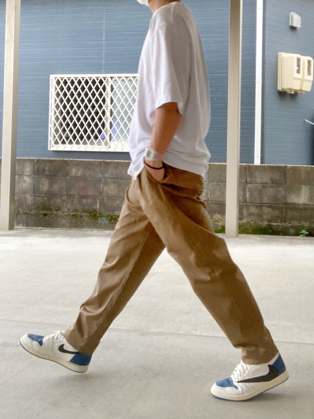 「UNIQLOのアイテム（Tシャツ/カットソー、ホワイト系）」を使った、YUSUKE_PITTさん（メンズ・173cm）の秋コーディネートの1枚目の写真