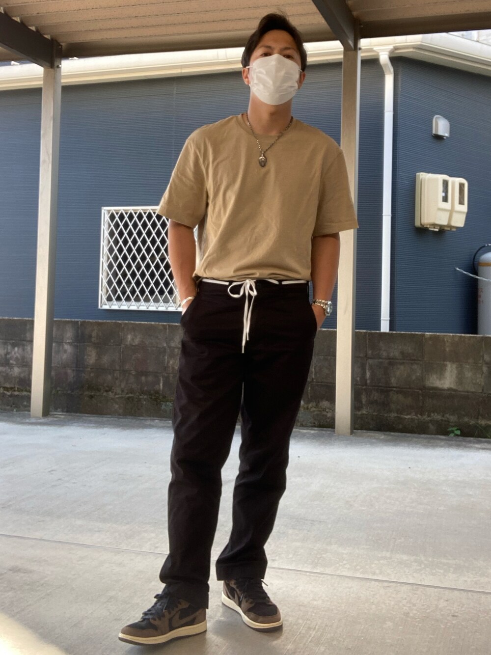 「H&Mのアイテム（Tシャツ/カットソー、ベージュ系）」を使った、YUSUKE_PITTさん（メンズ・173cm）の秋コーディネートの1枚目の写真
