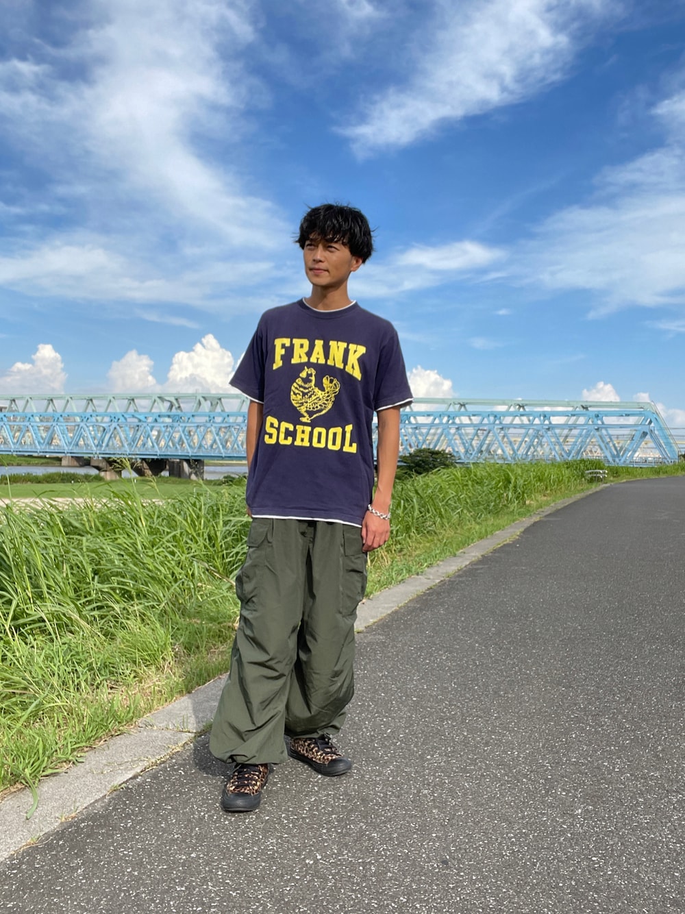「黄色、java、コンバース、converse、カーゴパンツ、アウトドアスタイル、メンズコーデ、おしゃれさんと繋がりたい、スニーカーコーデ、プリントT、オフィスカジュアル、インスタフォローしてね！、夏コーデ、古着MIX、vintage」｜「merrygardenのアイテム（Tシャツ/カットソー、ブルー系）」を使った、渡邉康輝さん（メンズ・178cm）の秋コーディネートの1枚目の写真