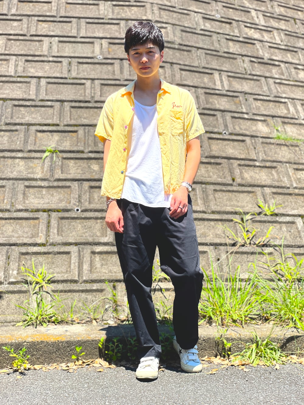 「ラブアンドピース2021、黒パンツ、スタイルアイズ、style eyes、converse、シャツコーデ、ボウリングシャツ、黄色、黄色コーデ、おしゃれさんと繋がりたい」｜「STYLE EYESのアイテム（シャツ/ブラウス、イエロー系）」を使った、渡邉康輝さん（メンズ・178cm）の秋コーディネートの1枚目の写真