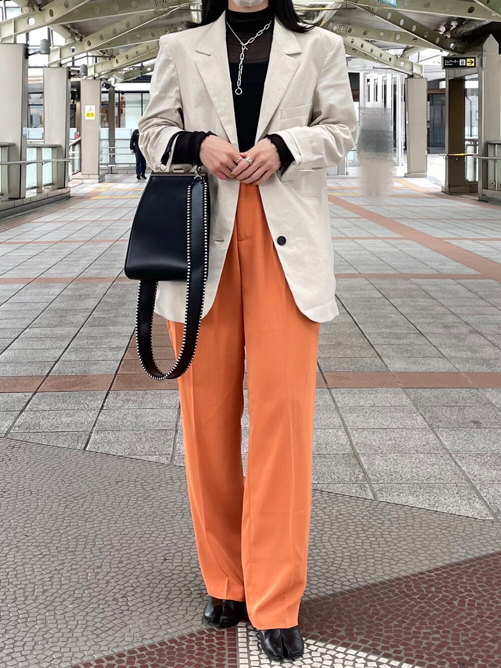 「ごきげんウィーク、大人カジュアル、カラーコーデ、カラーパンツ、カラー×コーデ、ビタミンカラー、スラックス、ジャケット、シースルー、シアー、シアートップス、Adam et Rope'、selectmoca」｜「FURFURのがま口BAG（ショルダーバッグ、ブラック系）」を使った、®️さん（レディース・153cm）の春コーディネートの1枚目の写真