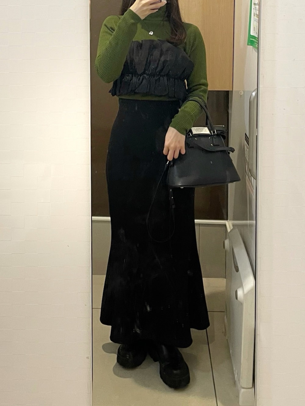 「冬を彩る色いろコーデ、お洒落さんとつながりたい、低身長、ビスチェ、タートルネック、マーメイドスカート、モード、ダウンジャケット、休日スタイル、ロングスカート、冬アウター、お出かけコーデ」｜「hinariのバックスリットマーメイドスカート（スカート、ブラック系）」を使った、®️さん（レディース・153cm）の冬コーディネートの1枚目の写真