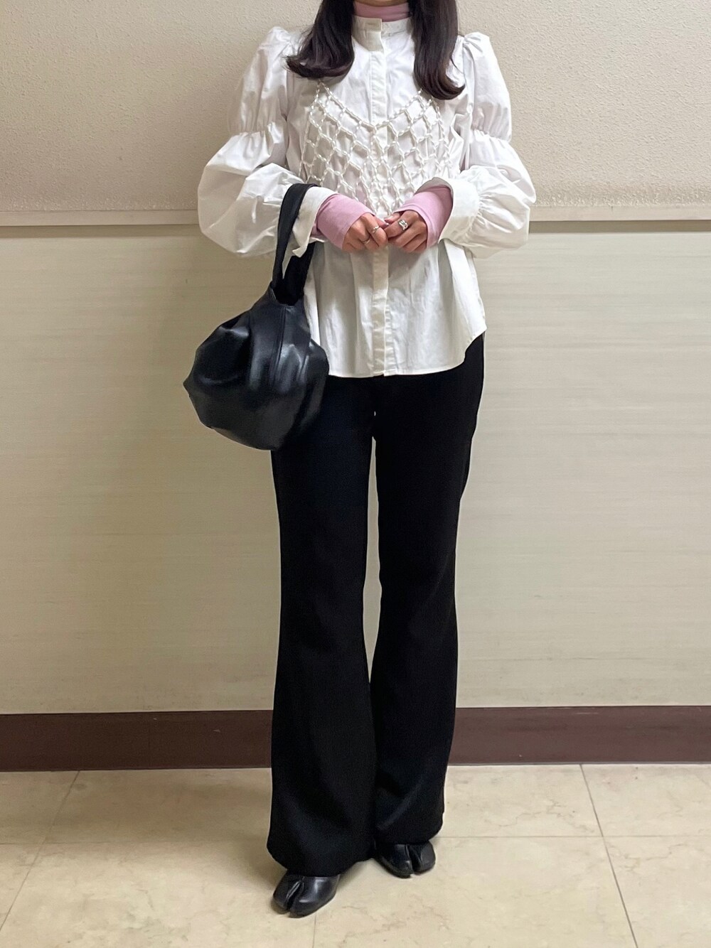 「おしゃれさんと繋がりたい、きれいめカジュアル、プチプラ、タートルネック、ビスチェ、レイヤードスタイル、休日スタイル、フレアパンツ、冬コーデ、低身長、お出かけコーデ、冬を彩る色いろコーデ」｜「STYLEMIXERのワンハンドルバッグ（ハンドバッグ、ブラック系）」を使った、®️さん（レディース・153cm）の冬コーディネートの1枚目の写真
